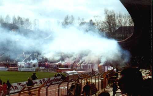 Erzgebirgestadion - Aue-Fans mit Feuer und Rauch